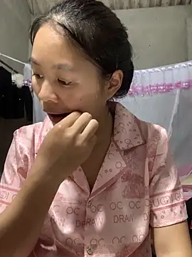 Snapshot of NhuFox chatting on 09.17.25 NhuFox online show from 09.17.25