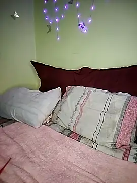 Seductive Yellow Titties online show from 02.19.26