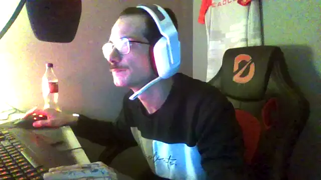 Snapshot of Dikklauss chatting on 10.13.25 Dikklauss online show from 10.13.25