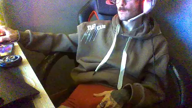 Snapshot of Dikklauss chatting on 10.19.25 Dikklauss online show from 10.19.25