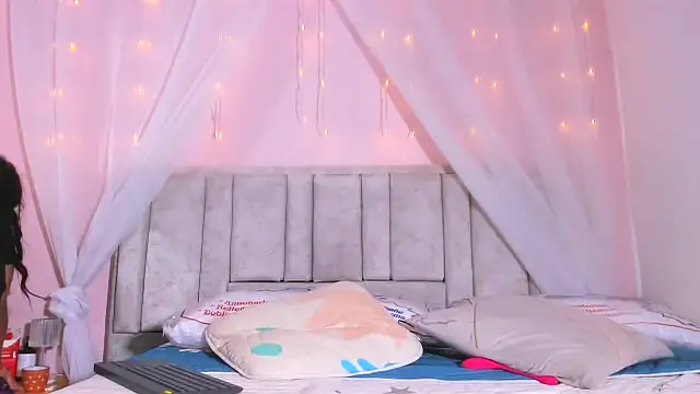 Rachellcooperrr online show from 10.03.25