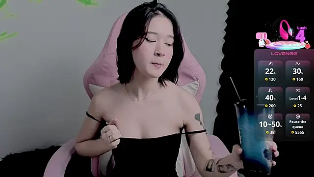 Snapshot of LilithCary chatting on 10.02.25 LilithCary online show from 10.02.25