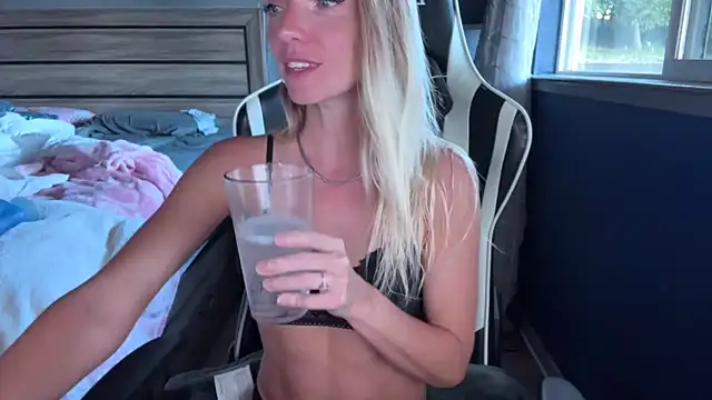 Snapshot of ajmiller25 chatting on 05.19.26 ajmiller25 online show from 05.19.26