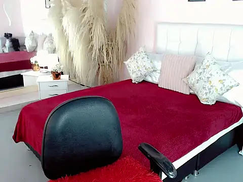 nathalialoes1 online show from 11.19.25