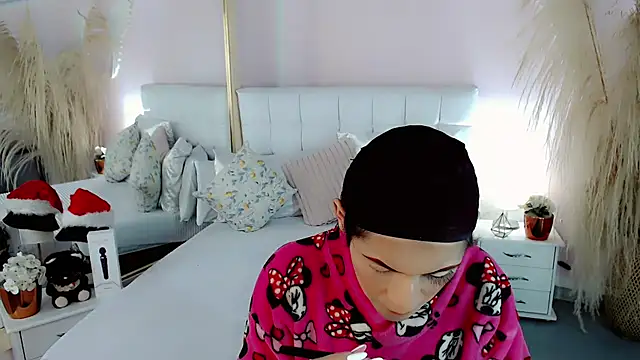 nathalialoes1 online show from 12.15.25