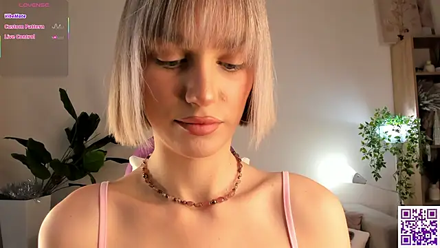 Ice Strawberry online show from 01.11.26