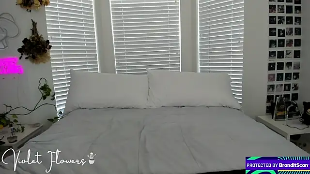 Snapshot of violetttflowers chatting on 09.08.25 violetttflowers online show from 09.08.25