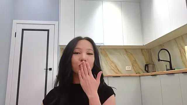 Snapshot of lunajii chatting on 04.25.26 lunajii online show from 04.25.26