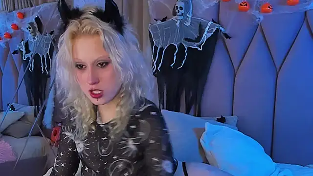 Snapshot of CarolLamb chatting on 10.28.25 CarolLamb online show from 10.28.25