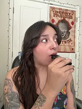 Snapshot of CharmingMaddie chatting on 03.18.26 CharmingMaddie online show from 03.18.26