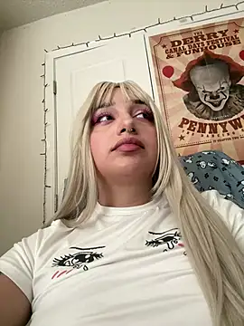 Snapshot of CharmingMaddie chatting on 04.14.26 CharmingMaddie online show from 04.14.26