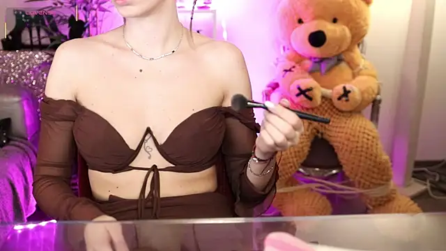 NovaHollisx online show from 04.07.26