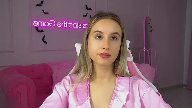 VictoriaHopsons online show from 10.18.25