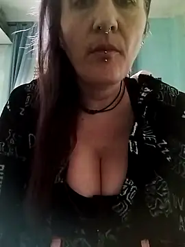 Snapshot of est_82 chatting on 09.24.25 est 82 online show from 09.24.25