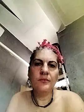 Snapshot of est_82 chatting on 10.02.25 est 82 online show from 10.02.25