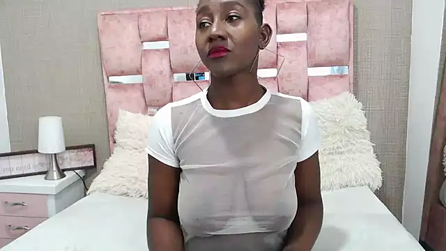 NahomyHawk online show from 12.15.25