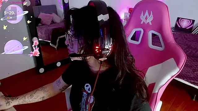 larah uwu online show from 09.15.25