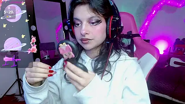 larah uwu online show from 10.14.25