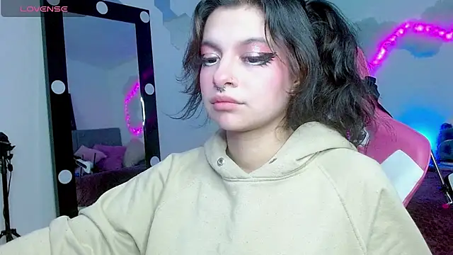 larah uwu online show from 10.23.25