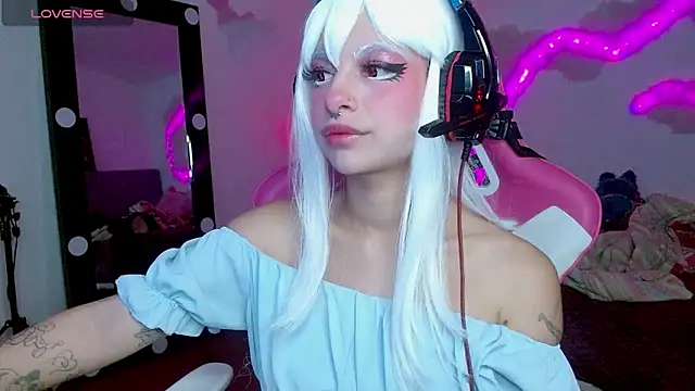 larah uwu online show from 10.24.25