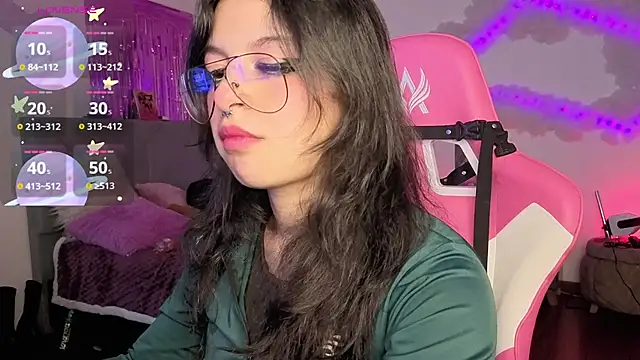 Snapshot of larah_uwu chatting on 02.04.26 larah uwu online show from 02.04.26