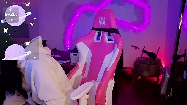 Snapshot of larah_uwu chatting on 02.19.26 larah uwu online show from 02.19.26