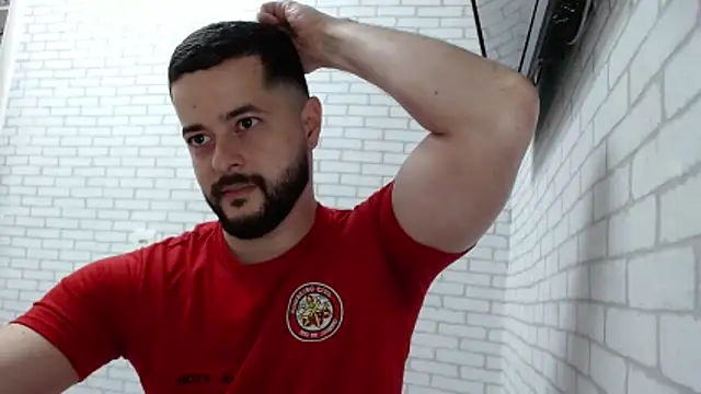 Snapshot of BombeiroHotx chatting on 11.05.25 BombeiroHotx online show from 11.05.25