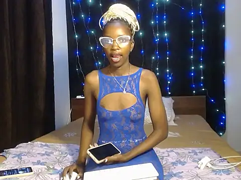 Snapshot of wild_smile chatting on 10.13.25 wild smile online show from 10.13.25