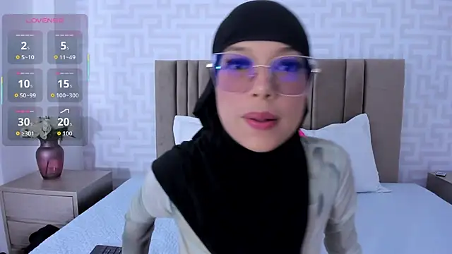 naishaa  online show from 12.19.25