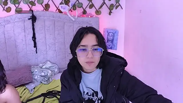 Snapshot of katalinathxandbritney1 chatting on 09.09.25 katalinathxandbritney1 online show from 09.09.25