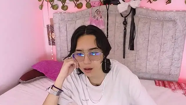 Snapshot of katalinathxandbritney1 chatting on 09.17.25 katalinathxandbritney1 online show from 09.17.25