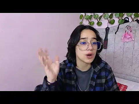 Snapshot of katalinathxandbritney1 chatting on 09.27.25 katalinathxandbritney1 online show from 09.27.25