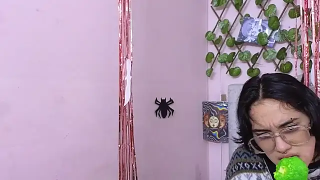 Snapshot of katalinathxandbritney1 chatting on 10.06.25 katalinathxandbritney1 online show from 10.06.25