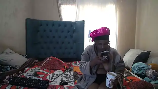 Snapshot of EbonyEssence chatting on 04.27.26 EbonyEssence online show from 04.27.26