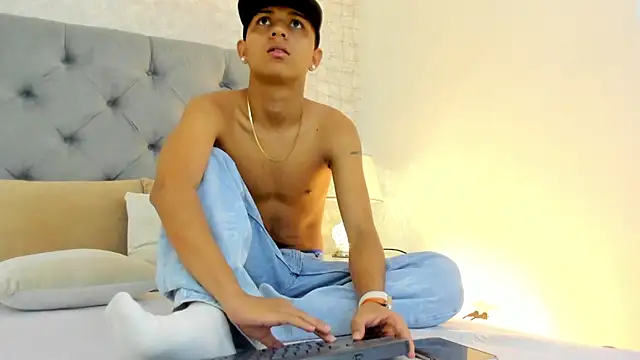 Snapshot of Lucien_Gray_ chatting on 12.02.25 Lucien Gray online show from 12.02.25