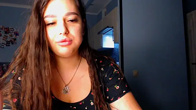 Snapshot of NikiWhite chatting on 09.30.25 NikiWhite online show from 09.30.25