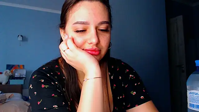 Snapshot of NikiWhite chatting on 10.18.25 NikiWhite online show from 10.18.25