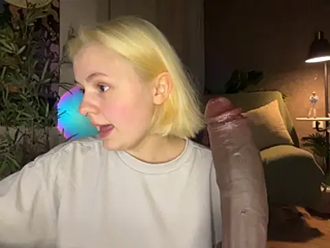 Snapshot of MoonIvy_ chatting on 05.19.26 MoonIvy online show from 05.19.26