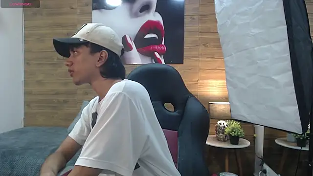 Snapshot of markbowie chatting on 04.19.26 markbowie online show from 04.19.26
