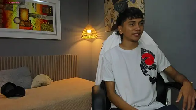 Snapshot of markbowie chatting on 05.14.26 markbowie online show from 05.14.26