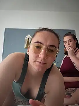 Snapshot of AndHerXO chatting on 04.19.26 AndHerXO online show from 04.19.26