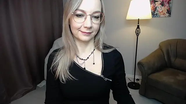 Snapshot of Ava_Elior chatting on 10.18.25 Ava Elior online show from 10.18.25