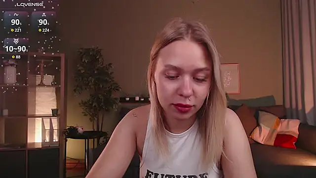 Snapshot of Pooja_Hegde chatting on 09.11.25 Pooja Hegde online show from 09.11.25