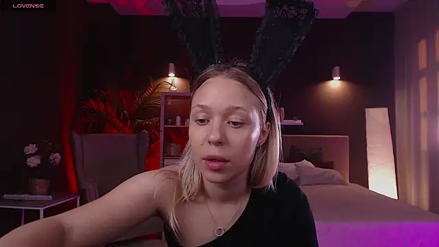 Snapshot of Pooja_Hegde chatting on 09.26.25 Pooja Hegde online show from 09.26.25