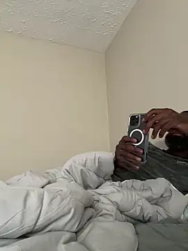 Snapshot of urmant chatting on 12.21.25 urmant online show from 12.21.25