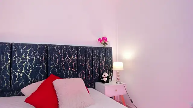 Snapshot of katte_landerr chatting on 04.14.26 katte landerr online show from 04.14.26