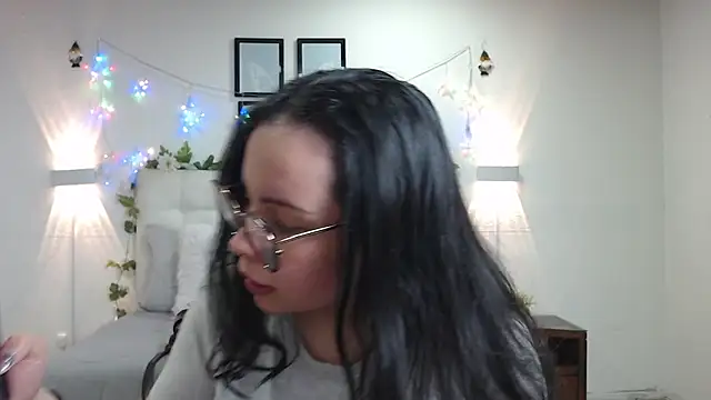 Snapshot of Megan_05_ chatting on 05.19.26 Megan 05 online show from 05.19.26