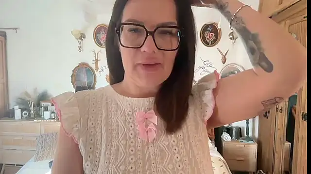 Snapshot of _Melia_ chatting on 05.26.26 Melia online show from 05.26.26