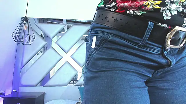 Lorenn Hill online show from 11.22.25