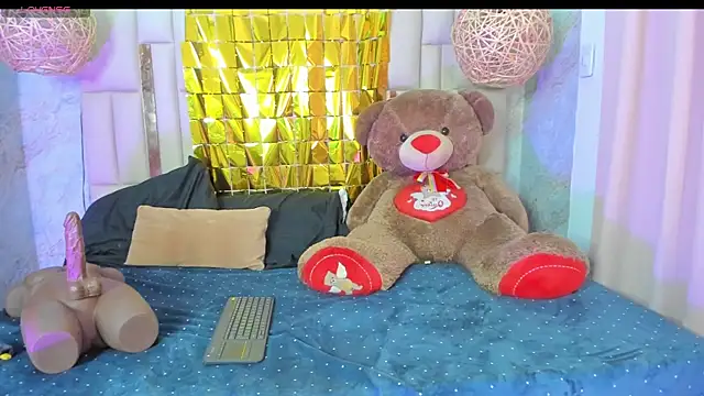 Snapshot of NikkyyRed chatting on 10.12.25 NikkyyRed online show from 10.12.25